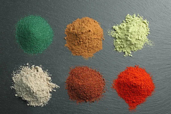 Различные разноцветные порошки суперпродуктов — стоковое фото
