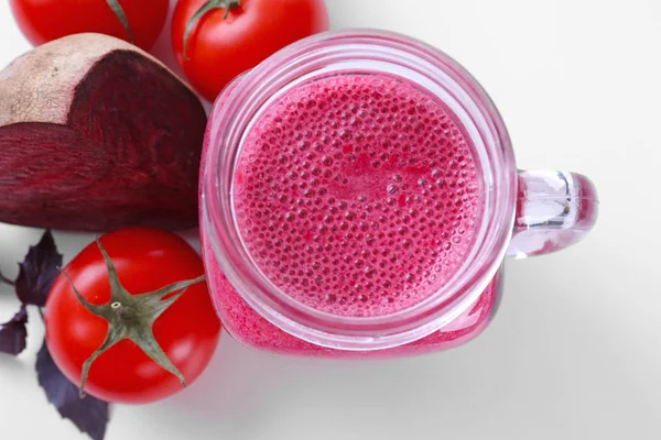 Mason kavanoza taze sebze suyu ile 