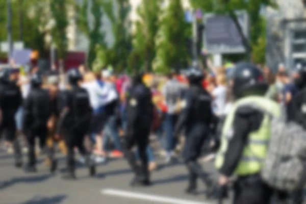 Verschwommene Sicht auf Menschenmenge und Polizei — Stockfoto