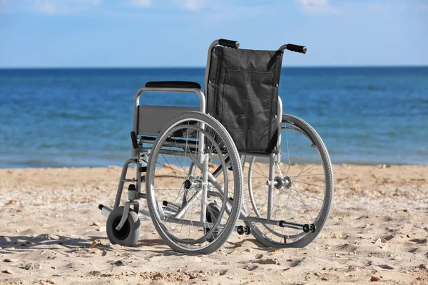 Deniz kıyısında tekerlekli sandalye. 
