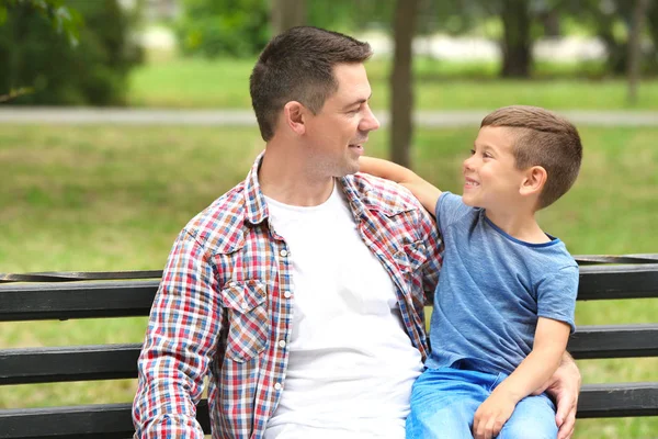 Отец и сын на скамейке запасных — стоковое фото