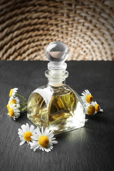 Skleněná láhev s esenciálním olejem — Stock fotografie