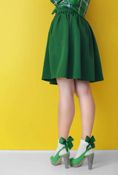 Jovem mulher em sapatos de salto alto verde — Fotografia de Stock