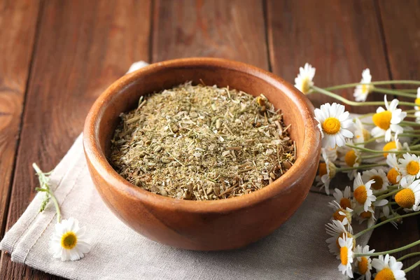 Kuru yabani papatya çiçeği ile kase 