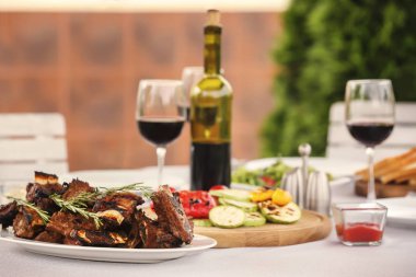 Tablo üzerinde lezzetli kaburga