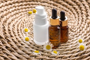 Şişe ve taze papatya çiçeği