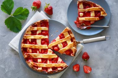 enfes Çilekli pasta 