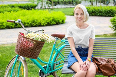 Bisikletli genç kadın 