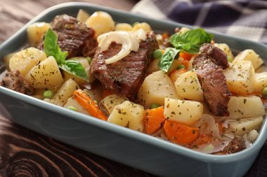 Lezzetli et ve patates ile güveç