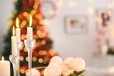 Odasında yanan mumlar 