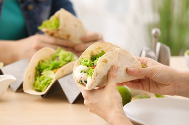 Lezzetli balık tacos yeme insanlar 