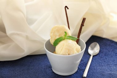 lezzetli vanilyalı dondurma topları 