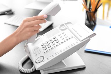 Telefonu kullanan kadın. 