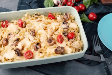 Lezzetli kızarmış Türkiye lazanya 