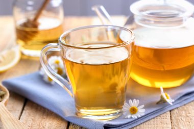 Kupası ve papatya çay çaydanlık  