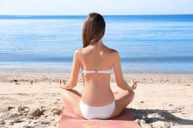Yoga yapan kadın