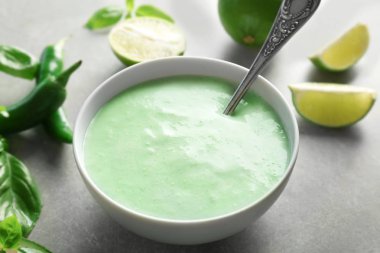 Kremsi avokado lime soslu 