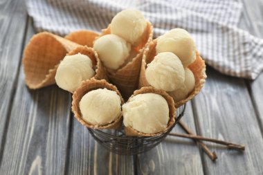 Lezzetli gözleme koniler vanilyalı dondurma ile metal sepet