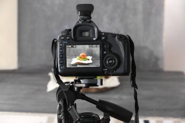 Profesyonel fotoğraf makinesi Tripod üzerinde