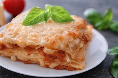Lezzetli lazanya ile plaka 