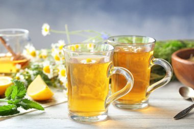 bardak papatya çayı masada