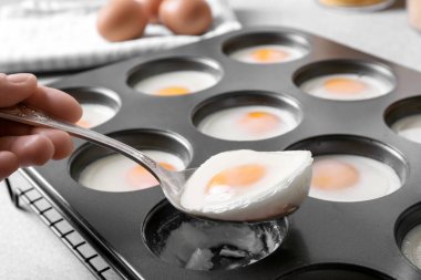 Pişmiş yumurta kaşıkla tutan kadın 