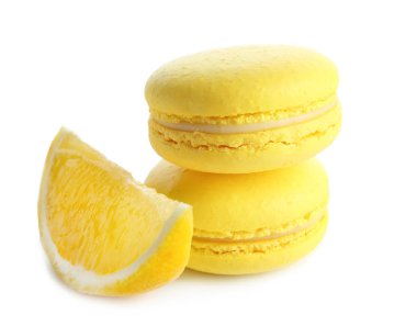 Limon macarons ve dilimlenmiş meyve 