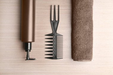 Losyon, tarak ve havlu 