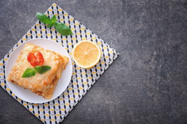 Lezzetli lazanya ile plaka 