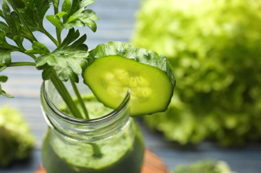 Taze sebze suyu ile cam şişe