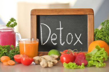 Taze sıkılmış meyve suları ve malzemeler