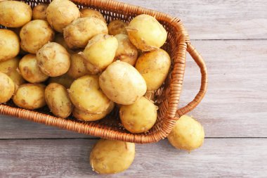 Hasır sepet genç patates ile 