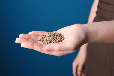 Kenevir tohumu tutan genç kadın  