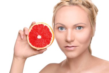 Genç kadın üzerinde beyaz izole greyfurt yarısı ile poz
