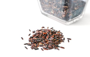 Bütün taneli organik kahverengi pirinç 