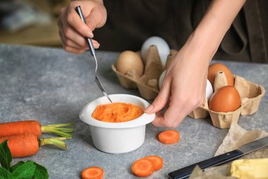 Kadın hazırlanıyor havuç sufle 