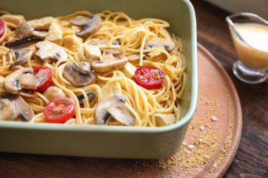 Lezzetli kızarmış Türkiye lazanya 