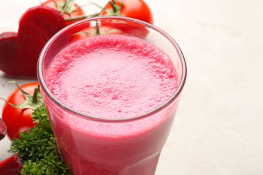 Taze sebze suyu ile cam 