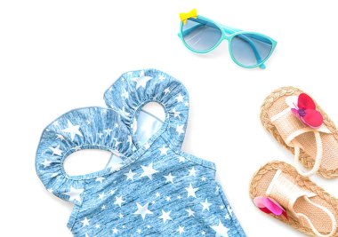 Bebek Mayo ile güneş gözlüğü ve sandal