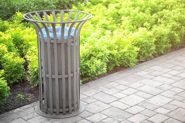 Sokakta metalik depo gözü