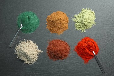 Çeşitli renkli superfood tozlar 