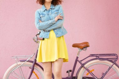 Bisikletli genç kadın 