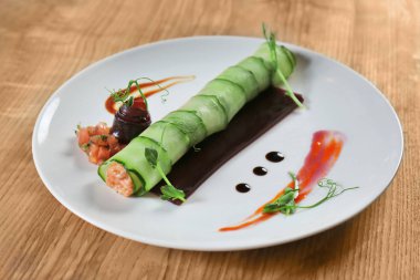 Deniz ürünleri ile plaka rulo salatalık ile 