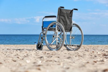 Deniz kıyısında tekerlekli sandalye