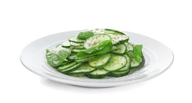 Plaka üzerinde taze salatalık salatası 