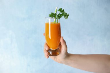 Bardak havuç suyu tutan kadın 