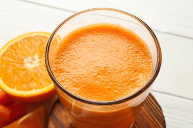 Taze meyve suyu ile cam