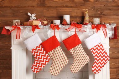 Noel için dekore edilmiş güzel şömine. 