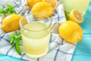 Bardak limon suyu ile kompozisyon 
