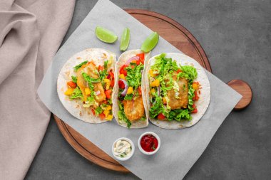 Lezzetli balık tacos ile ahşap tahta  